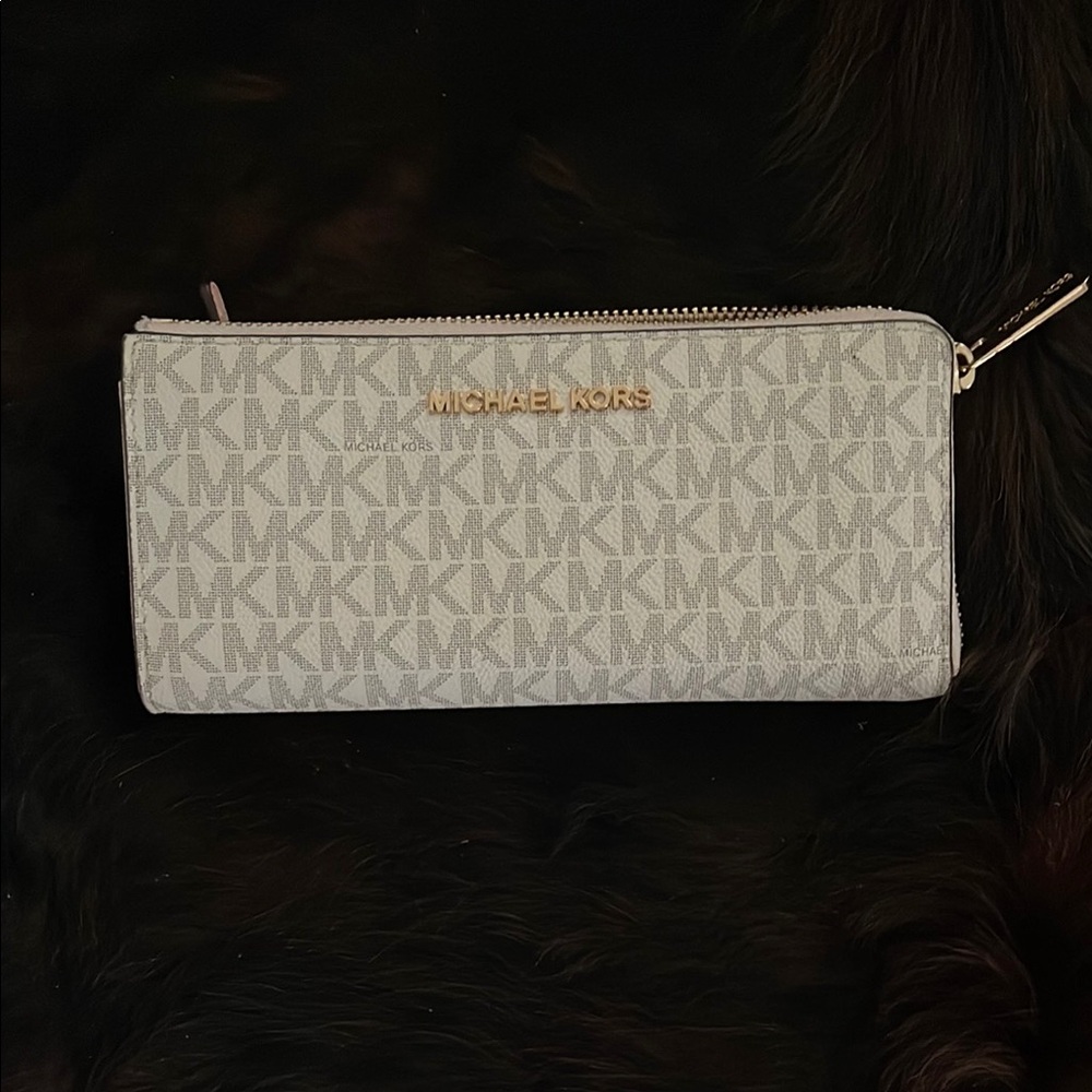 Michael Kors Vanilla Monogram Jet Set Wallet